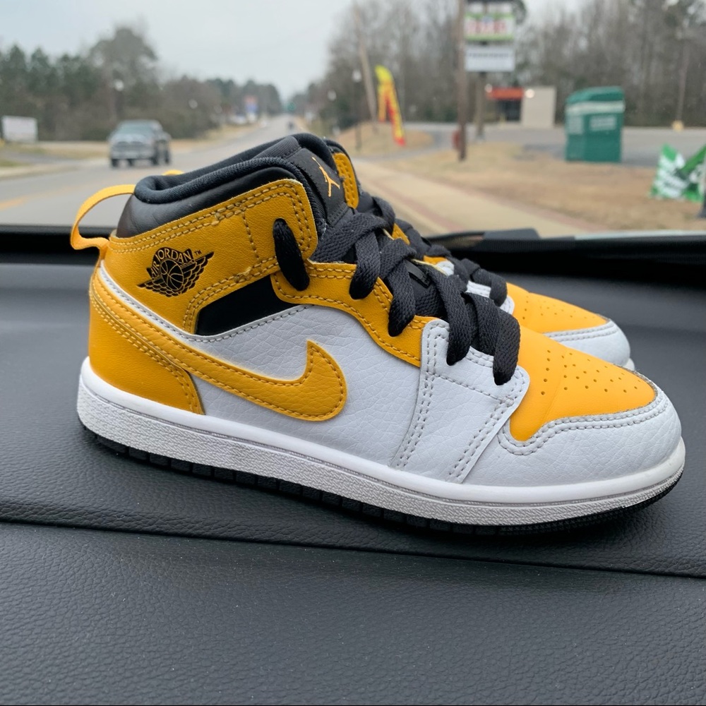 Nike Air Jordan 1 Mid University Gold Shoes Size 13C 640734-170 Black Yellow